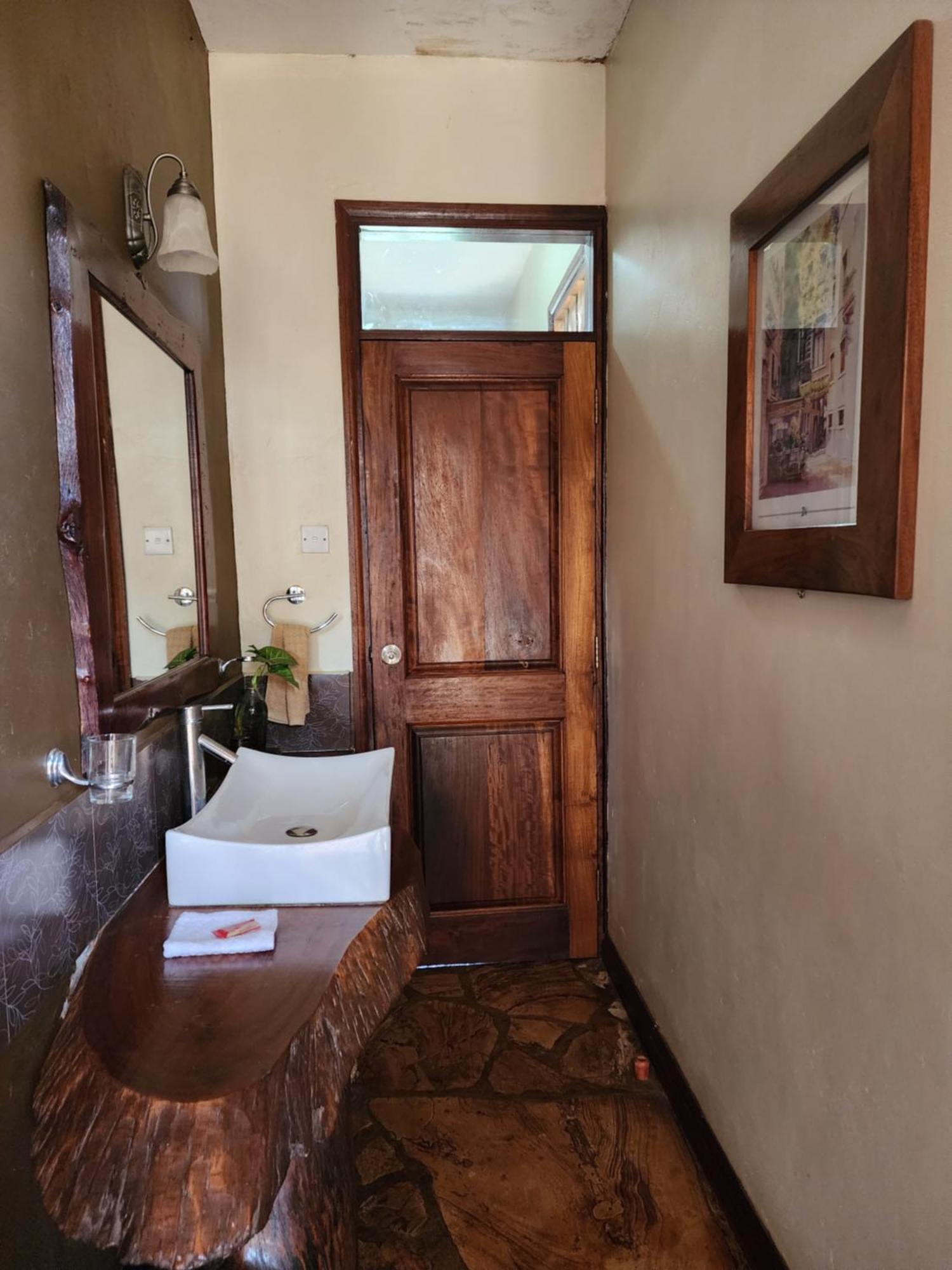 Surjios Guest House Jinja Buitenkant foto